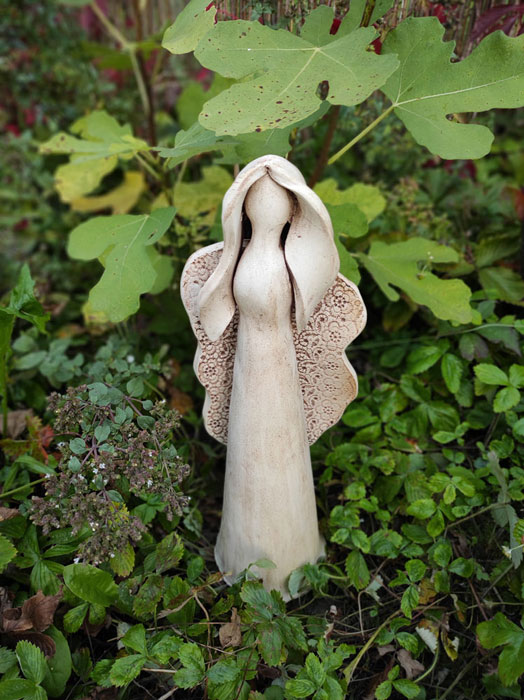 Keramický anděl ručně modelovaný, výška 33 cm.