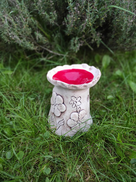 Keramická stylová aroma lampa zdobená kytičkami.