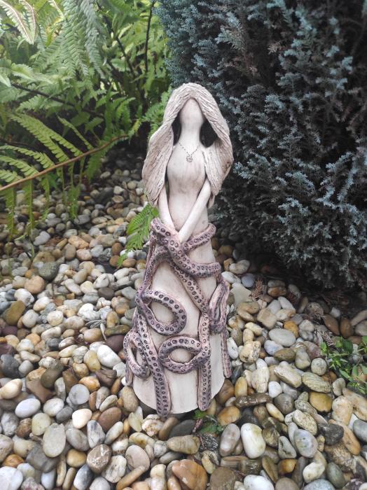 Keramická panenka Žena s chobotnicí, znázorňuje Endometriózu.