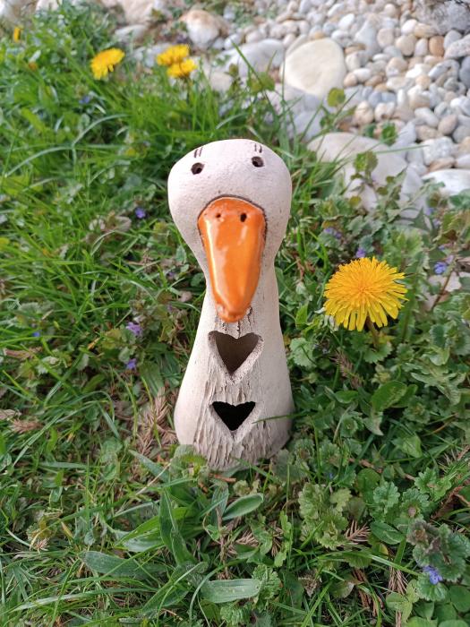 Keramická husa s výřezy dvou srdíček.