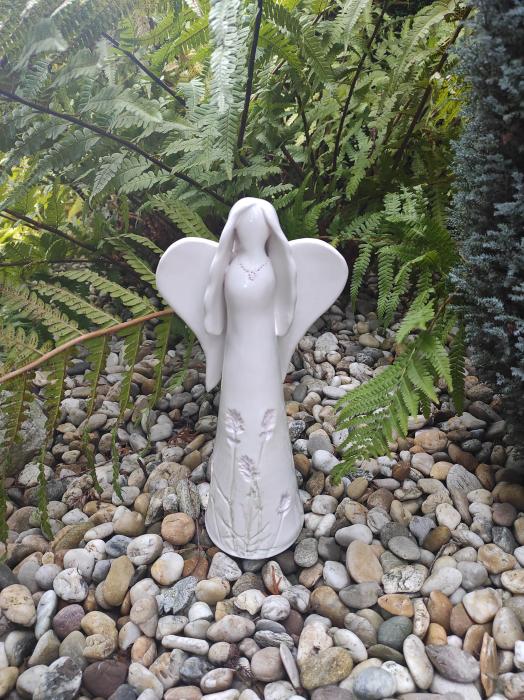 Keramický anděl bílý zdobený levandulí a řetízkem.