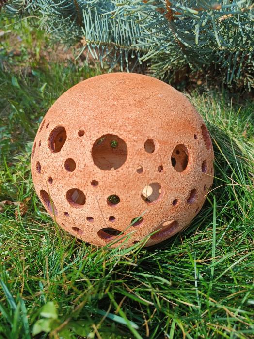Keramická světelná koule.