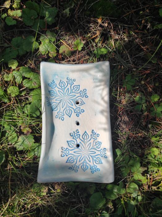 Keramická ručně modelovaná mýdlenka zdobená modrými květy.