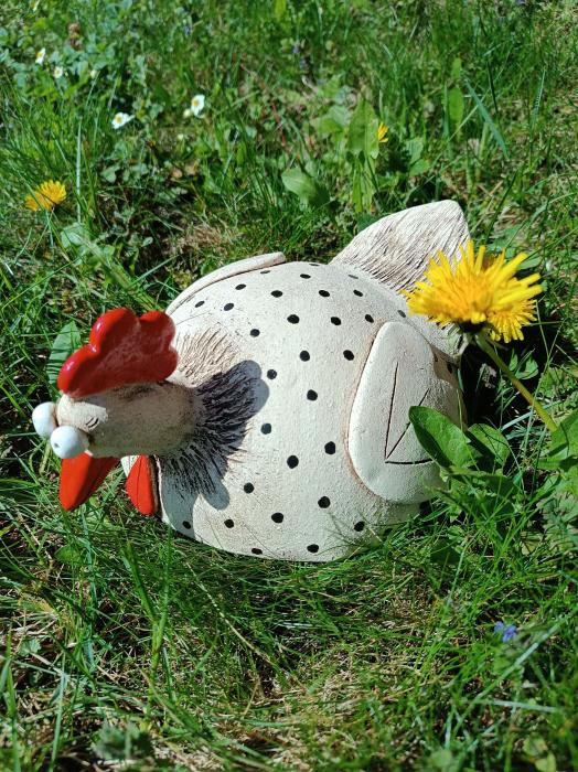 Keramická slepice kropenatá.
