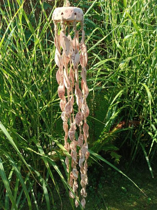 Keramická zvonkohra s lístečky.