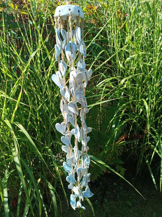 Keramická zvonkohra se srdíčky.