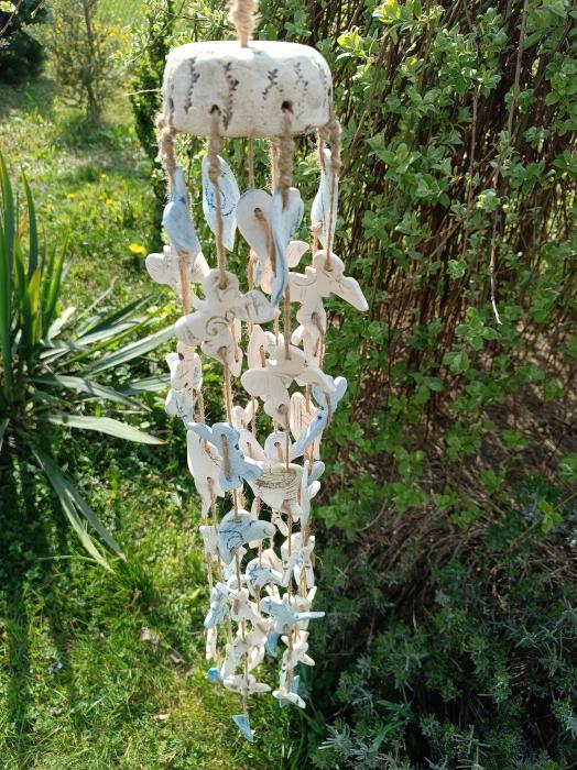 Keramická zvonkohra barevná.